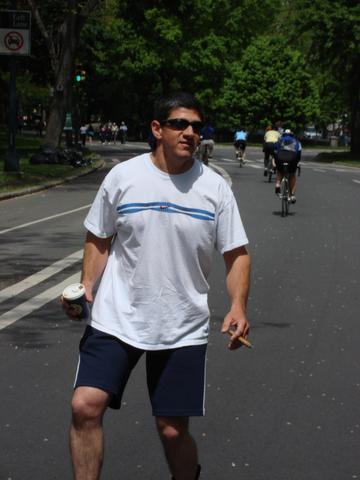 Pedro, Rollerblading, with a cigar and coffee, in Central Park