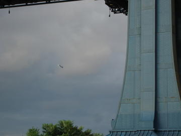 Manhattan Bridge, blimp